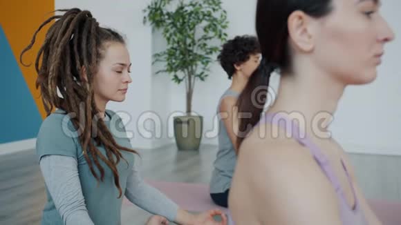 美丽的女孩放松莲花姿势与手在纳马斯特享受瑜伽练习视频的预览图