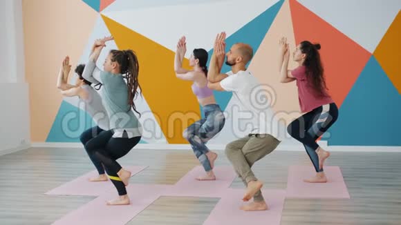 瑜伽课上精神青年做扭平衡体式的慢动作视频的预览图