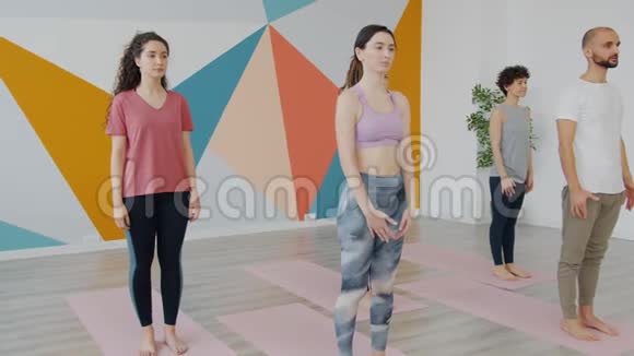 男女运动服在运动俱乐部做瑜伽平衡体式视频的预览图