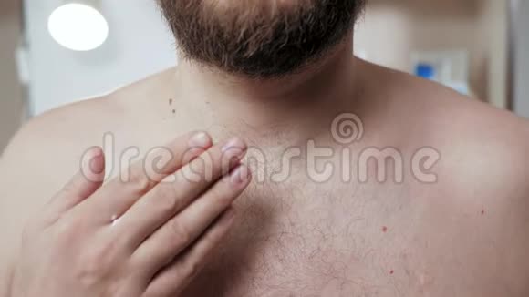 剃度男性胸部概念浴室里长着胡子的白种人正在把剃须泡沫涂在他毛茸茸的胸部上特写视频的预览图