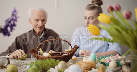 复活节快乐爷爷和孙女在复活节早餐视频的预览图