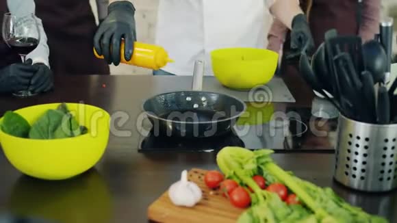 现代厨房炒锅炒肉的特写慢动作视频的预览图