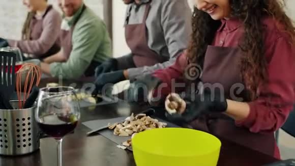 穿围裙的男女在烹饪学校厨房做饭视频的预览图