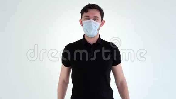 戴着防护面罩的年轻人拳头咳嗽起来视频的预览图