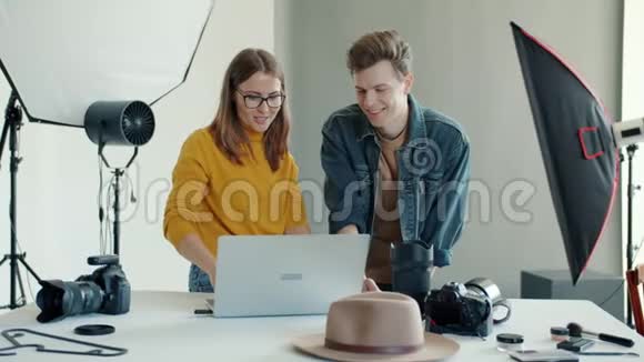 照片显示年轻人在录音室用笔记本电脑说话的照片视频的预览图