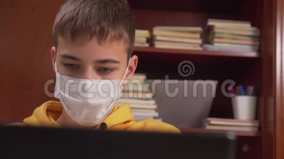 在家中携带笔记本电脑的青少年进行冠状病毒隔离的远程学习视频的预览图