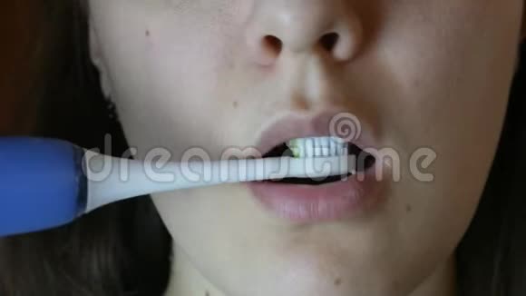 女人用电动牙刷刷牙视频的预览图