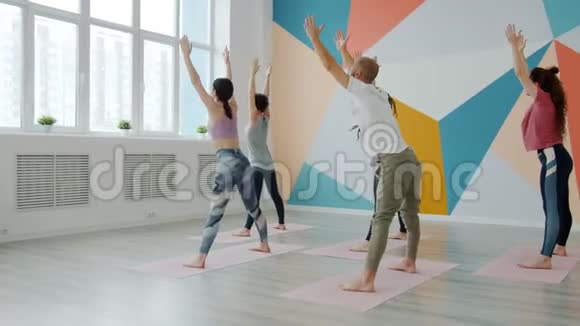 年轻人在垫子上做瑜伽的缓慢动作然后做一个令人愉悦的动作视频的预览图