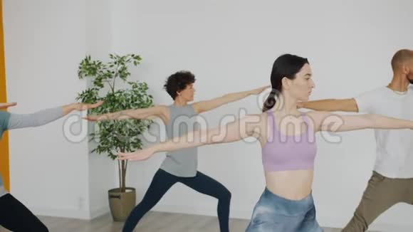 有吸引力的瑜伽学生男性和女性穿着运动服在工作室工作视频的预览图