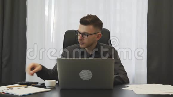 男性金融家在办公室工作年轻成功的商人在工作场所工作并在笔记本上做笔记自信视频的预览图