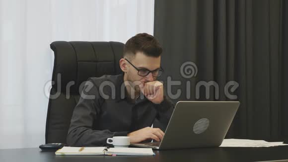 男性集中在现代办公室工作专注的商人在办公室工作年轻自信的男人在笔记本电脑上工作视频的预览图