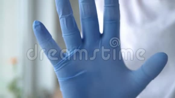 手中戴防护手套的医生禁止在医院保护区内进入视频的预览图