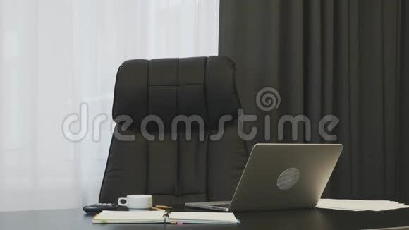 在现代办公室工作的成功商人穿西装戴眼镜的年轻人坐在办公桌前打电话男性视频的预览图