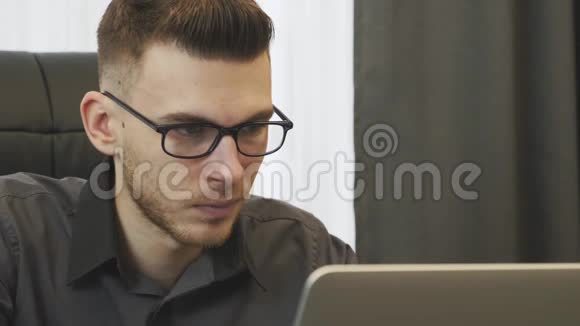 男人揉着眼睛闭上眼睛疲惫的商人揉着眼睛看着笔记本电脑屏幕男经理看公司的肖像视频的预览图