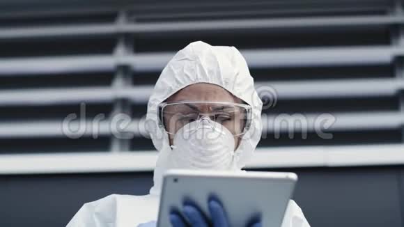技术人员穿着干净西装手持平板电脑的视频用8K的红色氦照相机拍摄视频的预览图