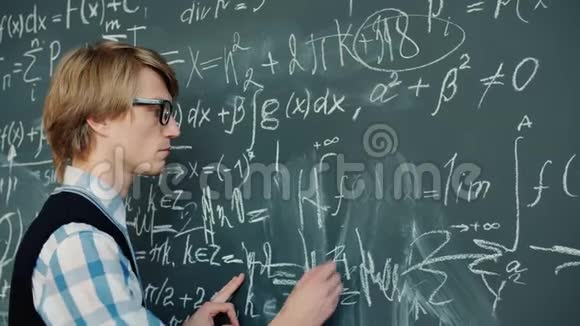 聪明的人在课堂上用黑板写方程式重点是数学视频的预览图