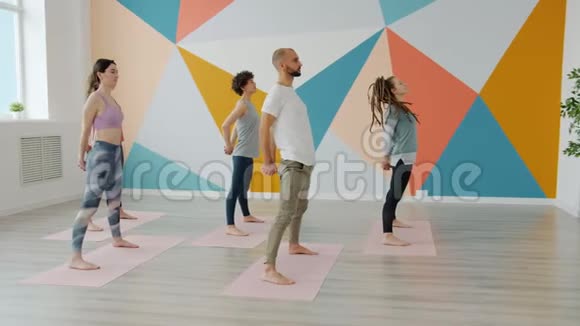 瑜伽课做后向弯曲在室内轻工作室锻炼视频的预览图
