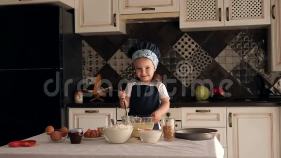 一个围裙戴帽的小女孩的画像厨房里有一把木勺视频的预览图