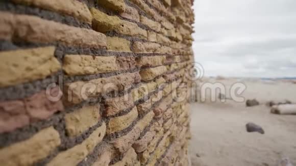 旅游女孩看到拉迪斯波里一座古老堡垒的砖墙视频的预览图