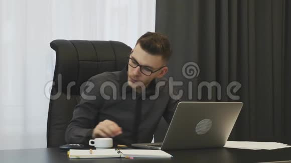男会计师正在他的现代办公室计算公司收入年轻的商人有公司的帐目人类不会视频的预览图