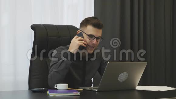 穿西装戴眼镜的人在现代办公室和客户打电话成功的商人与合伙人谈电话视频的预览图