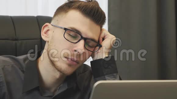 近距离观看工作中睡觉的人的脸年轻男性员工睡在办公室年轻的经纪顾问工作繁忙累了视频的预览图
