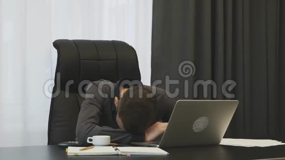 年轻的经理工作过度劳累男员工在办公室忙碌了一天后累了商人摘下眼镜和擦布视频的预览图