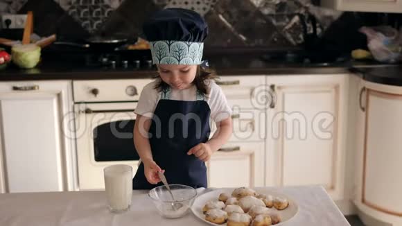 一个三岁的小女孩用勺子吃糖粉视频的预览图