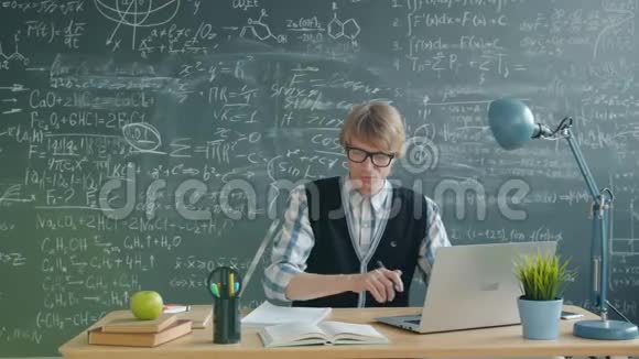 在课堂上使用笔记本电脑的年轻人在网上打字独自坐在桌子上视频的预览图