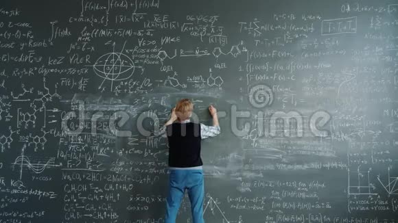 疯狂的科学家在黑板上写公式然后喊打板视频的预览图