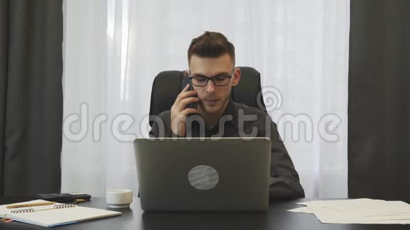 商人在办公室打电话男人在工作场所与合作伙伴谈论智能手机自信专注的男性金融家工作视频的预览图