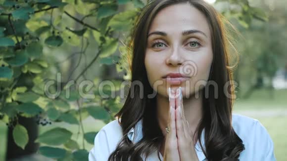 女孩在基督教或天主教中向上帝祈祷女人双手合拢闭着眼睛祈祷慢慢视频的预览图