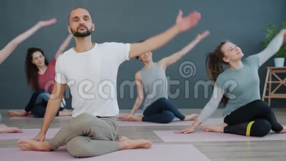 瑜伽课慢动作做Gomukhasana姿势然后用手在Namaste中休息视频的预览图