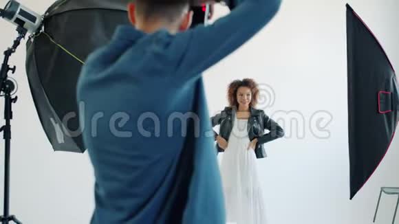 模特混合种族女士和摄影师在摄影棚工作视频的预览图