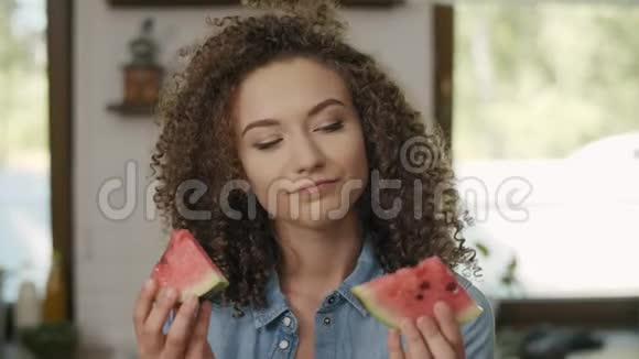 女人在厨房里吃西瓜视频的预览图