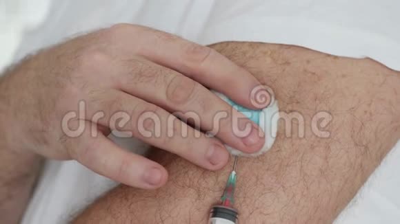 病人用自己的手臂接种流感灰熊或感冒疫苗冠状病毒治疗大流行视频的预览图