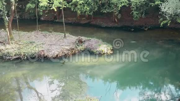 静静的河在山上岛在河中央视频的预览图