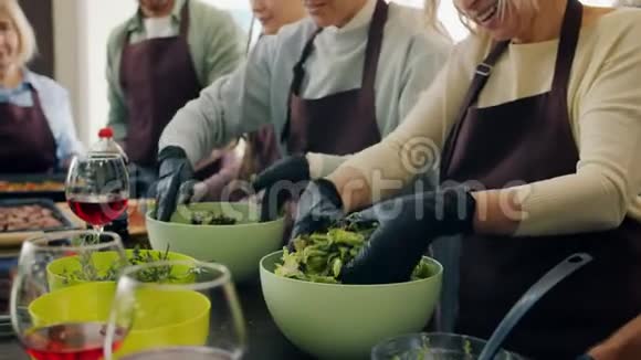 在享受教育的烹饪课上快乐的学员慢慢地做饭视频的预览图