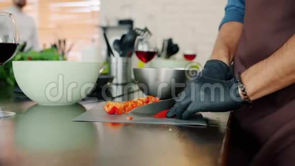 厨师在烹饪课上切菜做沙拉视频的预览图