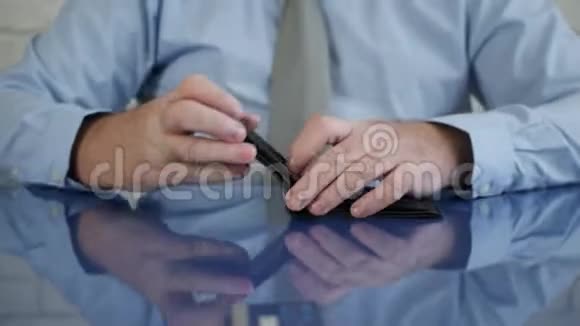 商务人士付款后持信用卡并放入钱包视频的预览图