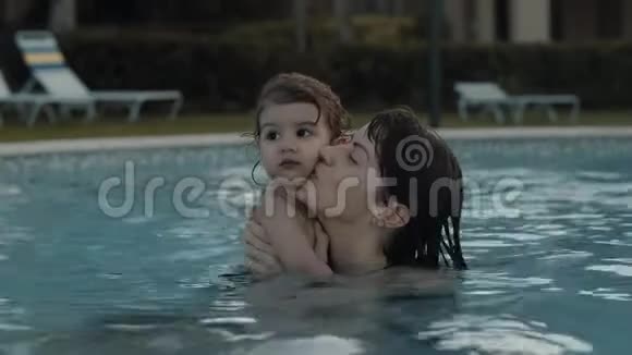妈妈和小女孩在泳池边度假视频的预览图