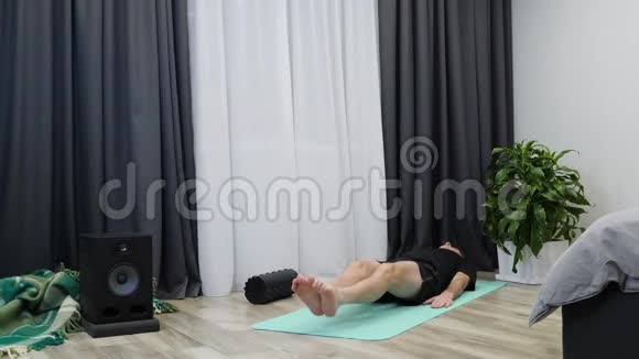 人类正在举起双腿躺在健身垫上腹部肌肉运动年轻运动的男性泵下腹部肌肉SS视频的预览图