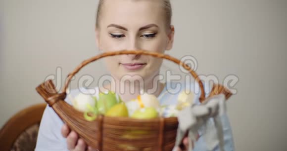 复活节快乐女人拿着复活节篮子和复活节彩蛋视频的预览图