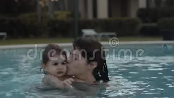妈妈和小女孩在泳池边度假视频的预览图
