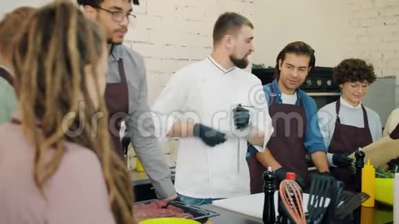 帅哥厨师磨刀教学烹饪课室内学生视频的预览图