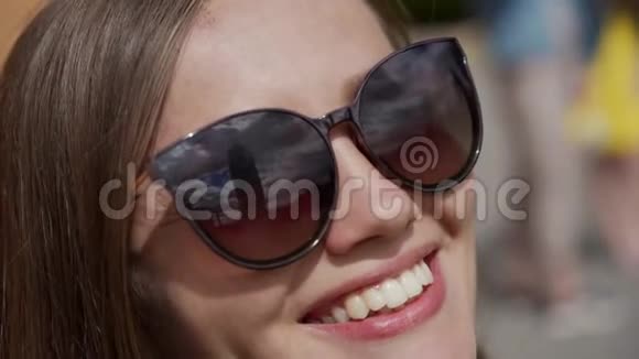 比萨塔反射在眼镜太阳镜上女人正在欣赏美丽的地标微笑着住在意大利比萨肖像视频的预览图