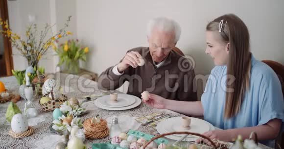 复活节快乐祖父和孙女一起在家里度过复活节视频的预览图