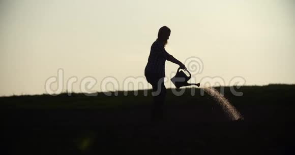 女性农民在温室农业中浇灌植物视频的预览图