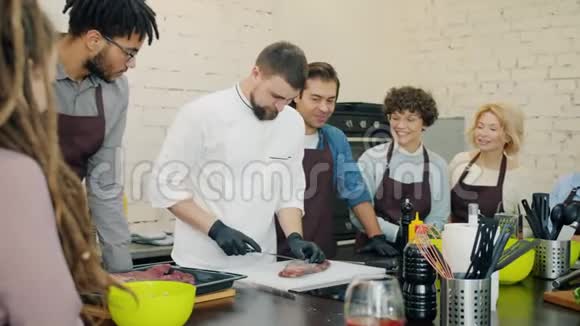 专业厨师在烹饪学校烹饪大师班切肉视频的预览图