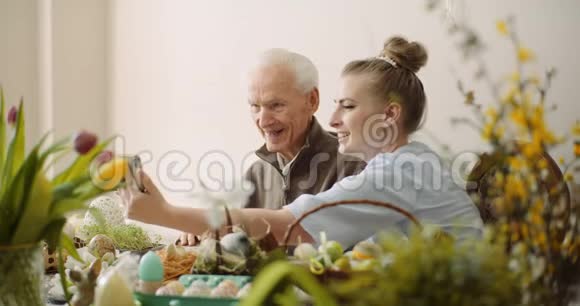 孙女和老人在复活节假期和家人视频聊天视频的预览图